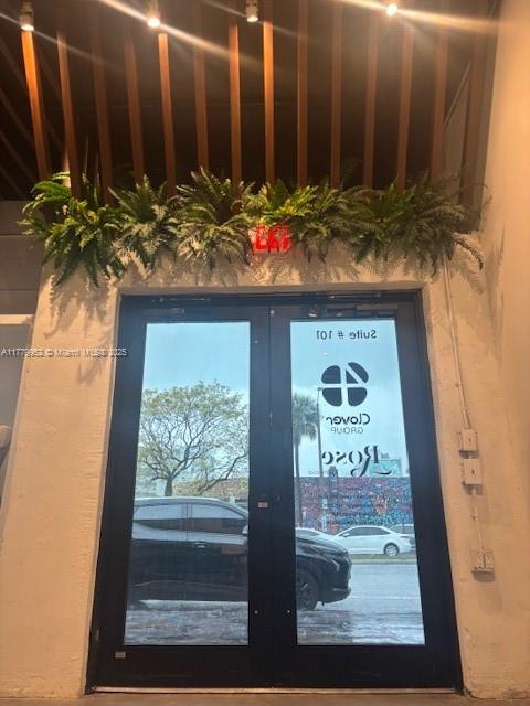 Clover 4 Group offers an exclusive subleasing office opportunity at 2602 Nw 5th Ave.Make an office for yourself and your team in a space fully furnished and equipped with customizable workspaces and flexible contracts. Attractive storefront with well-maintained windows for more vibrant and appealing street views and natural light.
Also, COworking is available if you need only half of the space or less for an affordable price.
The subject office space is situated in Wynwood District - Miami premier destination for creativity and innovation, office is surrounded by boutique dining and stores.Next to Midtown, Edgewater and Design District. Wynwood has transformed from warehouses and factories to cutting edge Class-A offices and high-rice residential market.
Available Now !!!