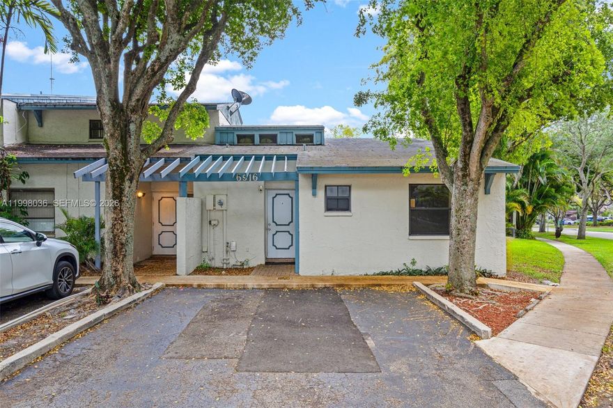 Charming 3-bedroom, 2-bath townhome available for rent in the desirable Woodscape Community! This  townhome features tile flooring throughout, a convenient washer and dryer, and a private backyard with a screened patio — perfect for relaxing or entertaining. Enjoy community amenities including a sparkling pool and tennis courts. With a great location, this home offers easy access to shopping, dining, parks, and major highways, providing both comfort and convenience in a sought-after neighborhood. Don’t miss this opportunity to make it your next home!