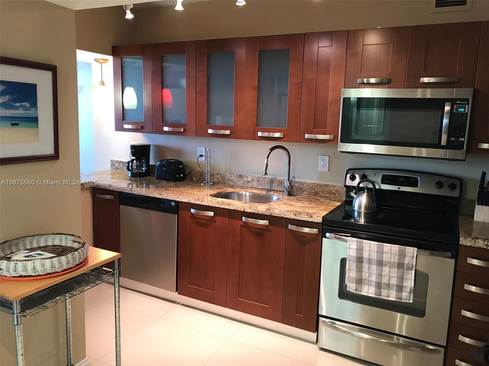 THE DECOPLAGE CONDO - Residential Lease