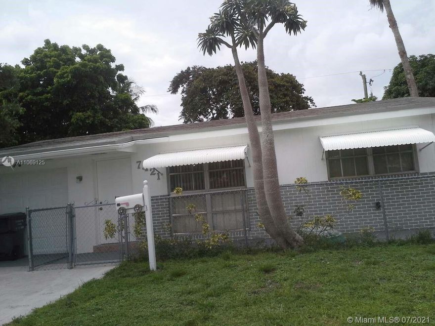 GREAT LOCATION!  CHARMING 2/1 WELL MAINTAINED. LOTS OF ROOM TO GROW.  CLOSE TO SHOPS, THE HIGHWAY AND HOUSES OF WORSHIP.  MUST SEE TO APPRECIATE!   WILL LISTEN TO REASONABLE OFFERS.
APPOINTMENTS ONLY. DO NOT DISTURB OWNERS.