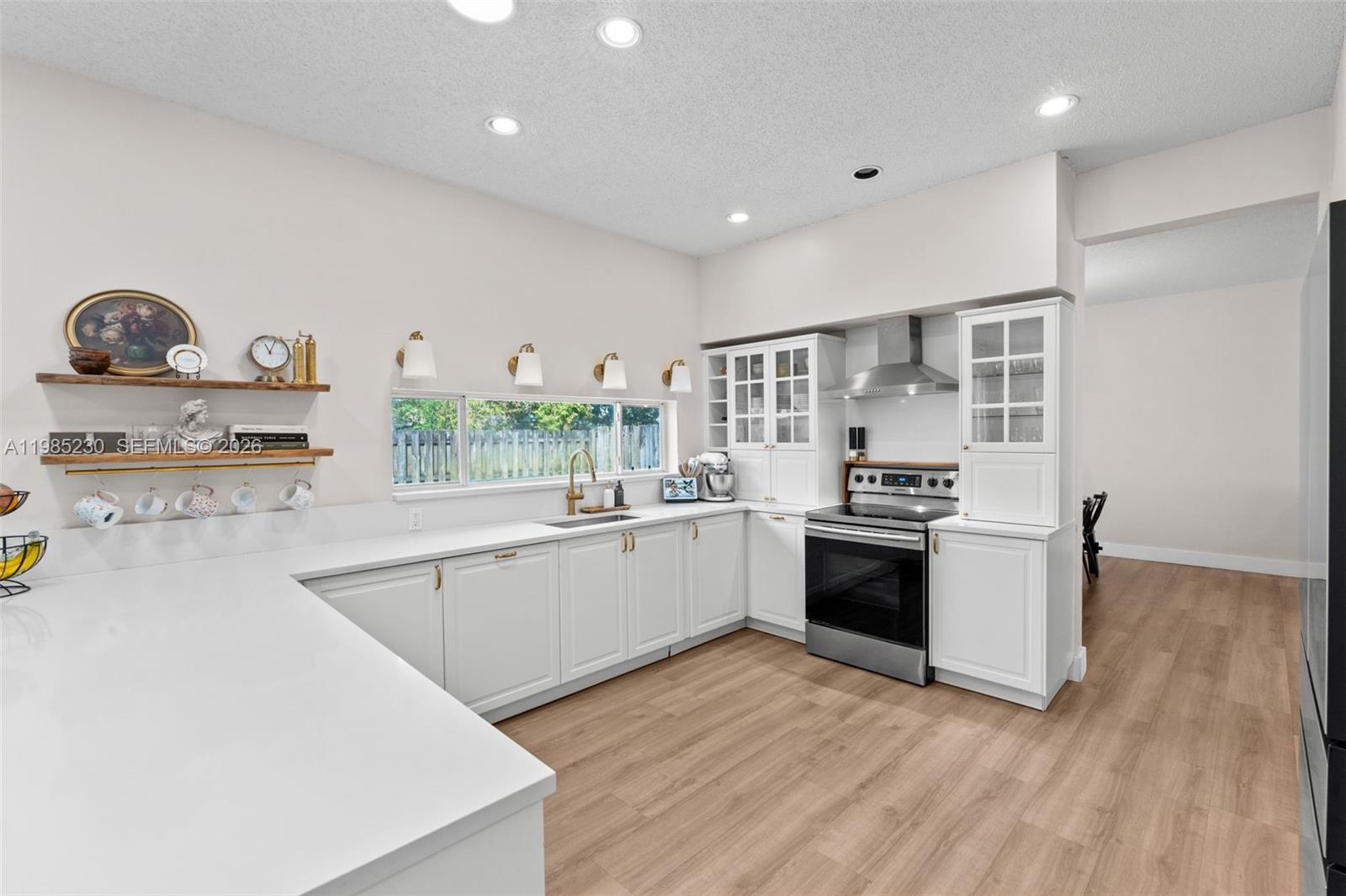 EMBASSY LAKES - Residential