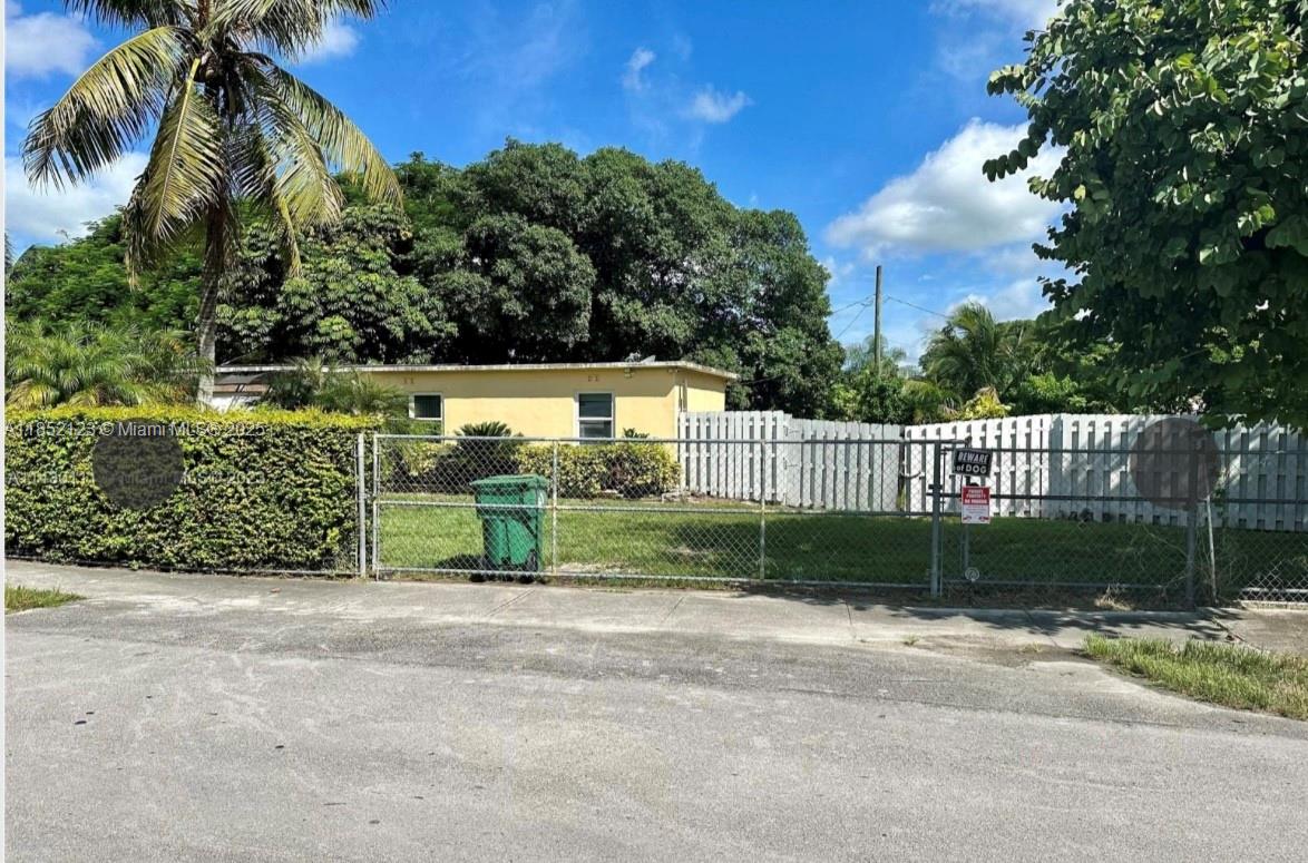 Please provide a background check, no evictions record, proof of income. bank statements for the last 3 months, and residential screening,
Electricity, water and backyard maintenance included in rent. the owner will pay a maximum of $150 for electricity,
all realtors must accompany their clients, call or text agent to shedule your appointment