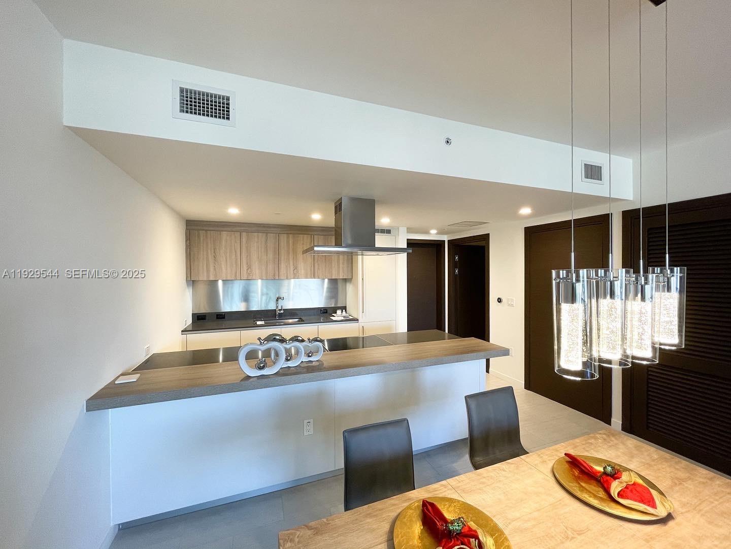 1000 Brickell Plz 2011