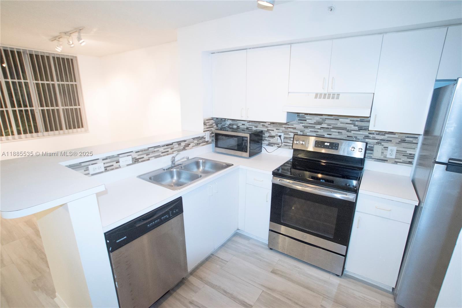 Updated 1/1 for Rent. Updated Bathroom with tile flooring in living room and wood flooring in bedroom. Located in a private gated community and close to mall. Washer and Dryer in Unit. Condo resort living with Gym, pool, racquet court. 1 parking included. Tenant pays for electricity and cable. Three months upfront. 700+ credit score require