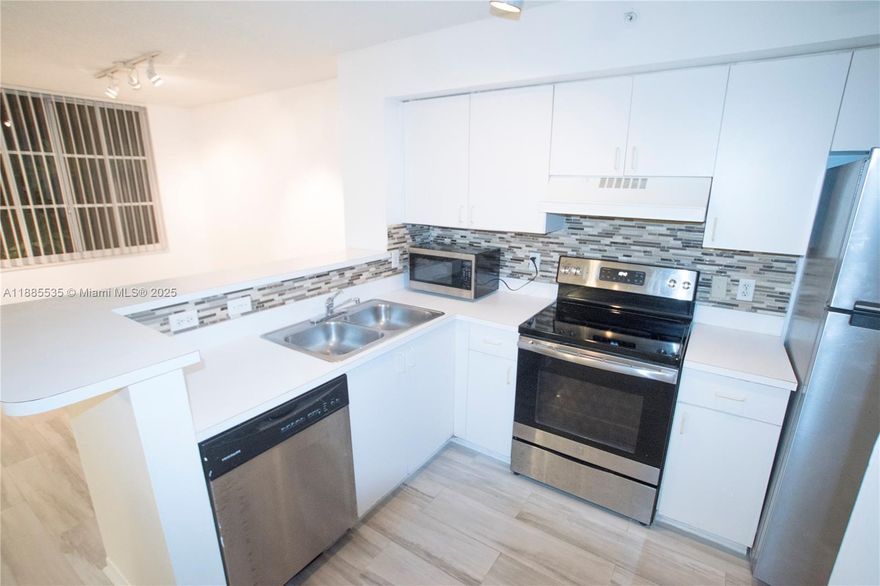 Updated 1/1 for Rent. Updated Bathroom with tile flooring in living room and wood flooring in bedroom. Located in a private gated community and close to mall. Washer and Dryer in Unit. Condo resort living with Gym, pool, racquet court. 1 parking included. Tenant pays for electricity and cable. Three months upfront. 700+ credit score require