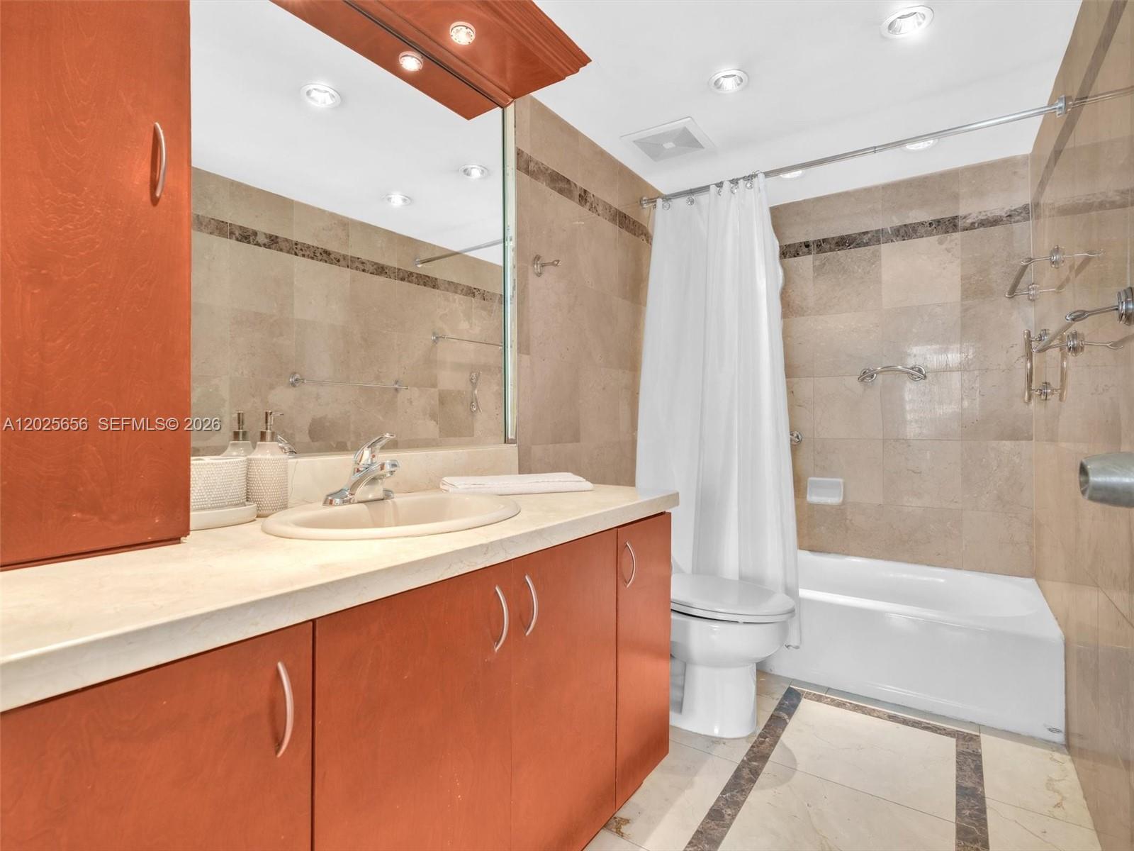 THE CARRIAGE HOUSE CONDO - Residential