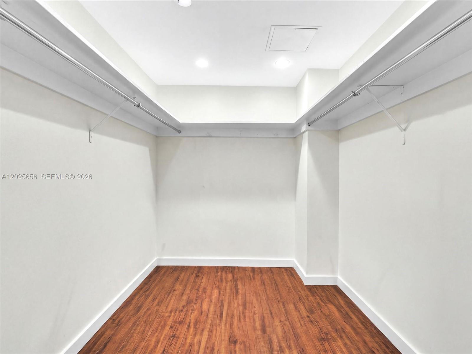 THE CARRIAGE HOUSE CONDO - Residential