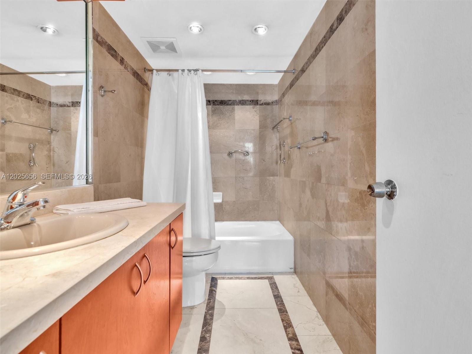 THE CARRIAGE HOUSE CONDO - Residential