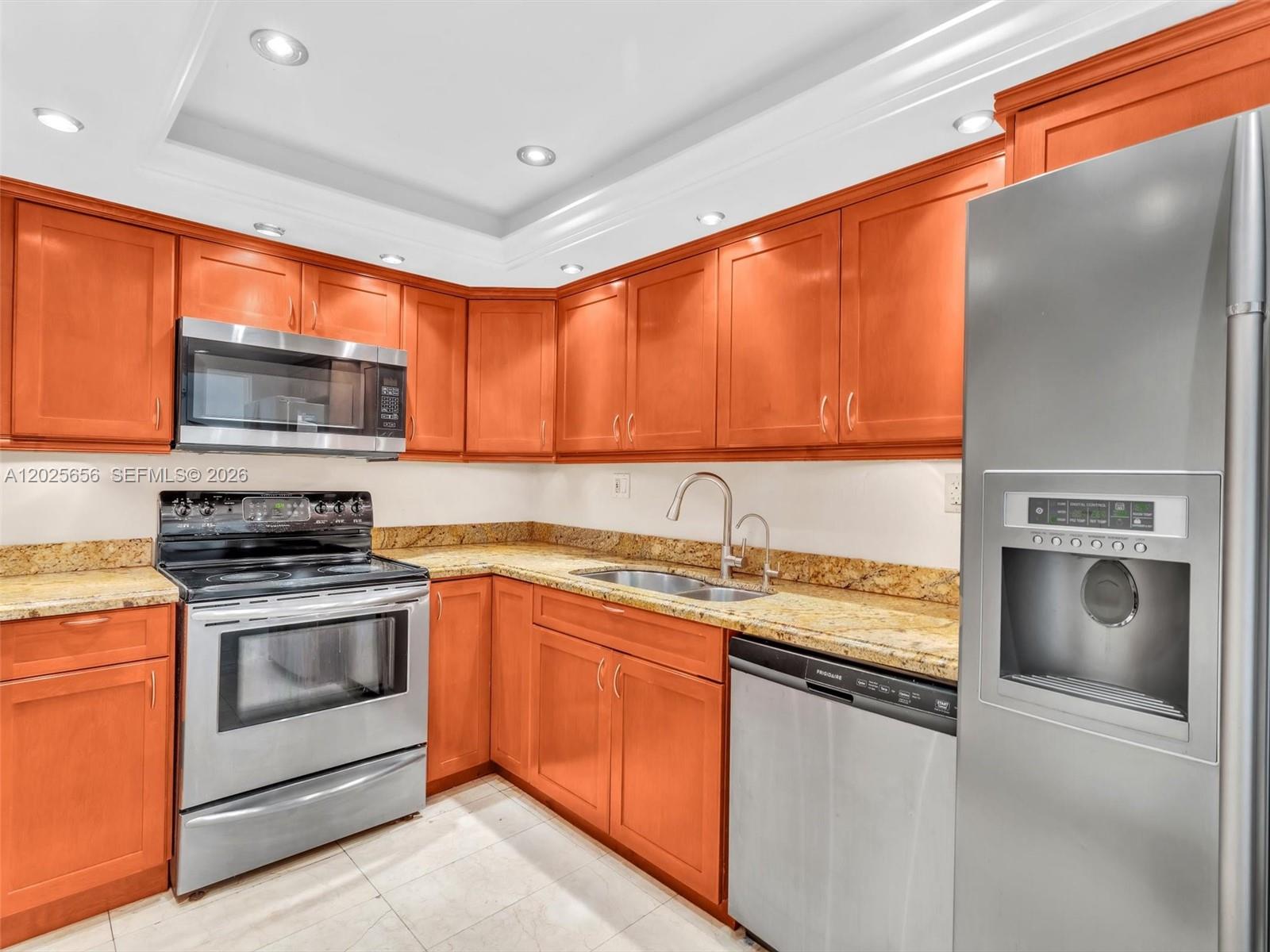 THE CARRIAGE HOUSE CONDO - Residential