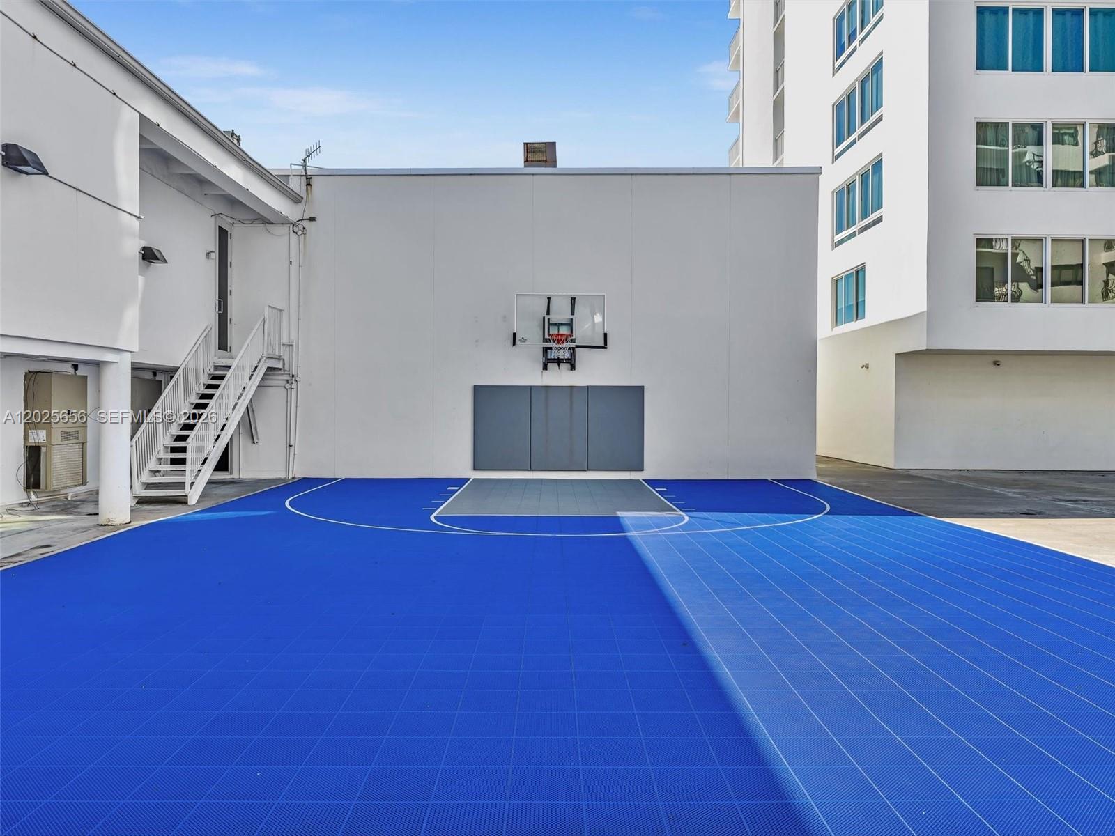 THE CARRIAGE HOUSE CONDO - Residential