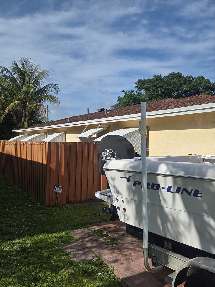 HOLLYWOOD LITTLE RANCHES - Residential