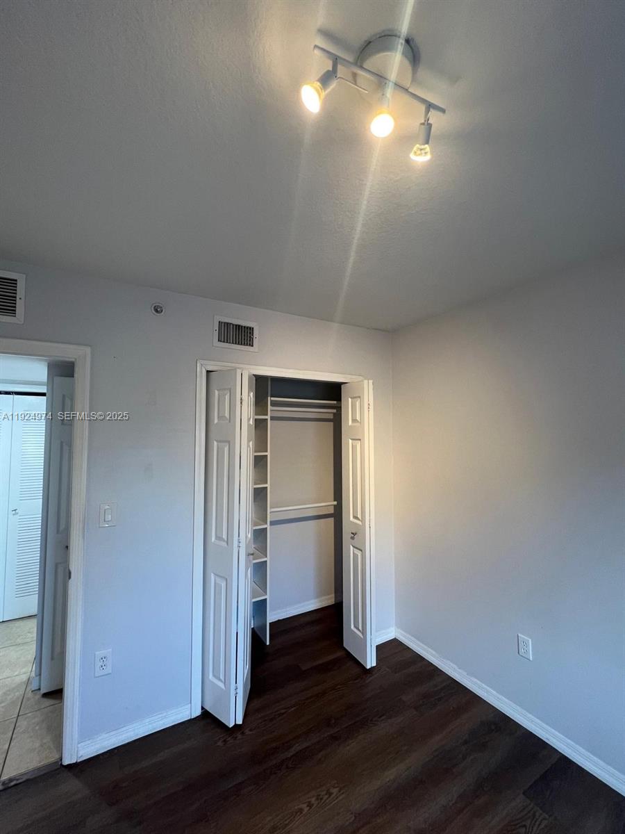 THE COURTS AT BAYSHORE II - Residential Lease