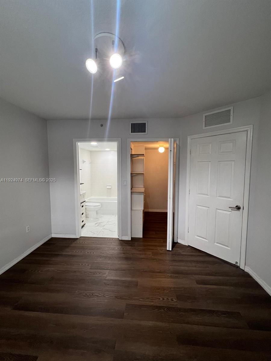 THE COURTS AT BAYSHORE II - Residential Lease