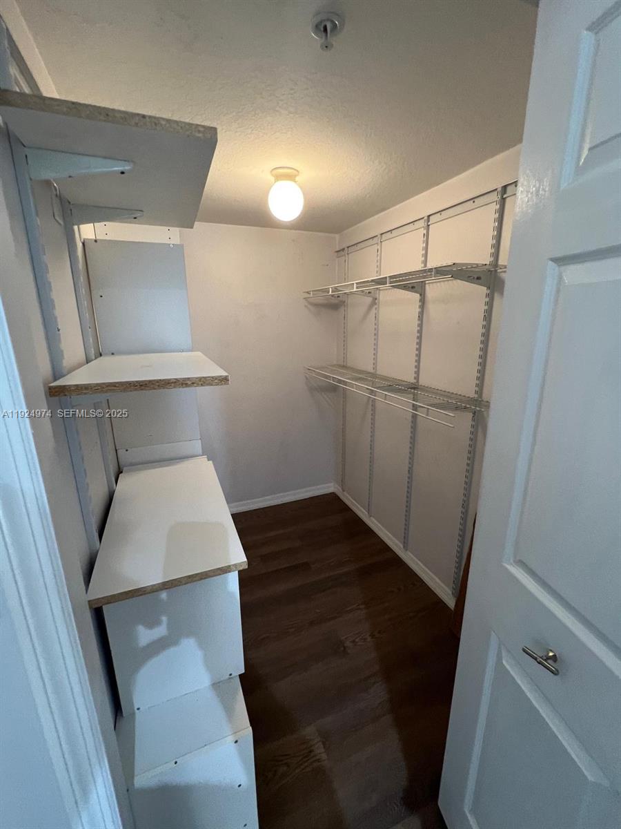 THE COURTS AT BAYSHORE II - Residential Lease