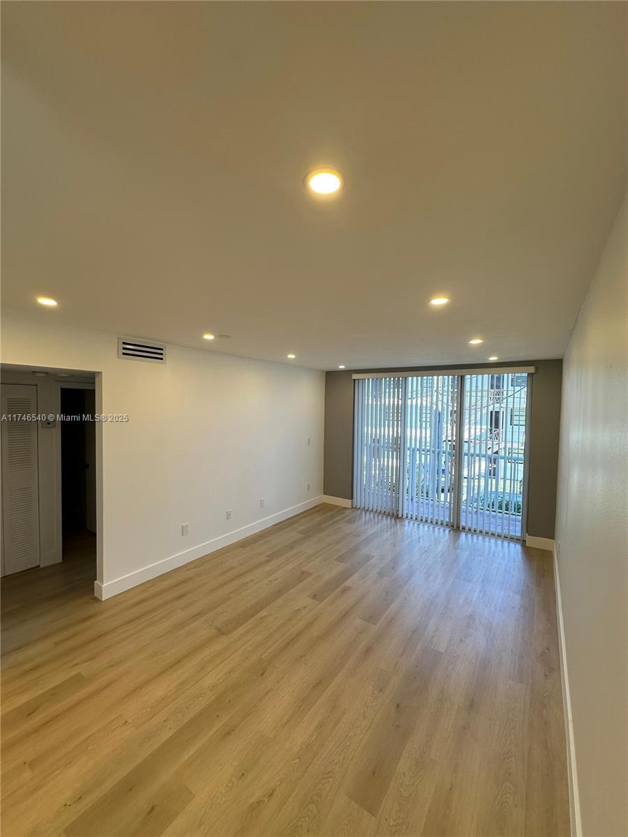 Spectacular 2-bedroom, 1bathroom apartment located in the heart of Miami! Just a few blocks away from iconic restaurants like "El Versailles," "La Carreta," and the historic "Teatro Trail," you'll enjoy the best of the city's dining and cultural offerings. Recently renovated, this apartment features modern finishes that provide comfort and style, creating the perfect environment for a family. It is also situated in a peaceful and secure community. Includes 2 assigned parking spaces and access to laundry facilities.