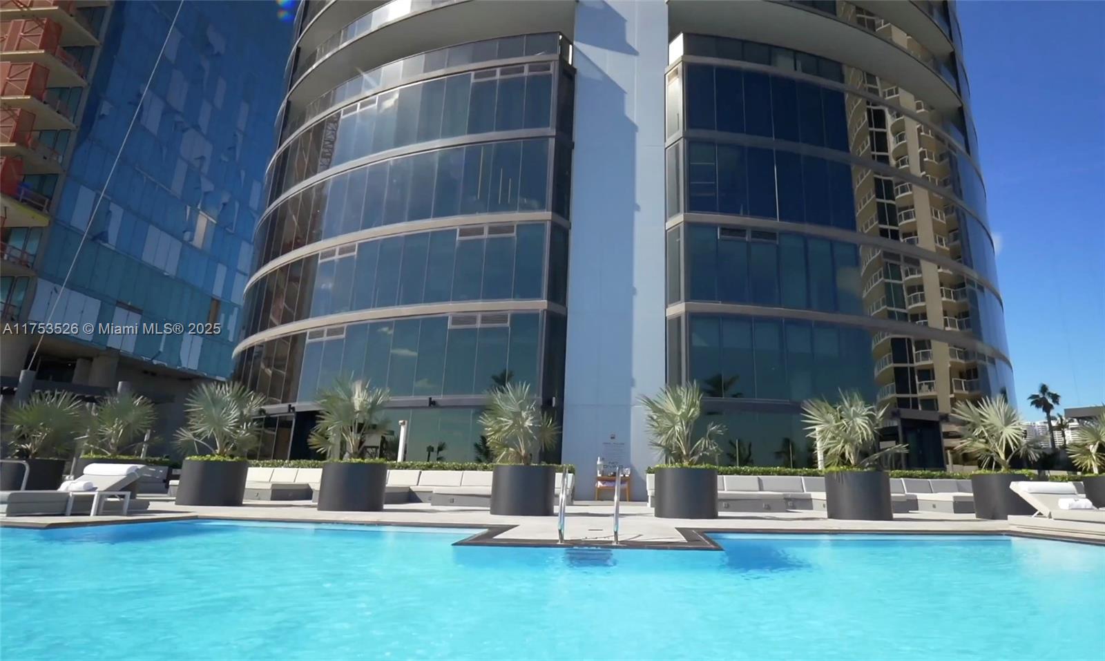 18555 COLLINS AVENUE COND - Residential