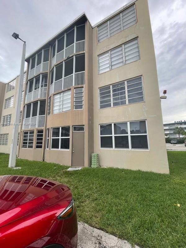 BEAUTIFUL APARTMENT IN A GREAT CONDITIONS,LOCATED IN A DESIRABLE AREA, PARTIALLY RENOVATED 1 BED 1BATH PLUS A DEN, CAN FUNCTION AS AN OFFICE OR ANOTHER ROOM, WASHER INSIDE THE UNIT. CLOSE TO PLACES OF INTEREST LIKE, RESTAURANTS, MARKETS, EXPRESS WAY ETC.