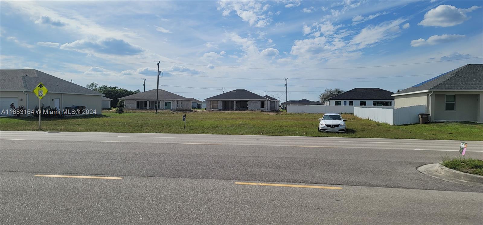 Located very close to schools, parks, shopping centers and in front of the public library, do not miss the opportunity to build your house in this beautiful place.