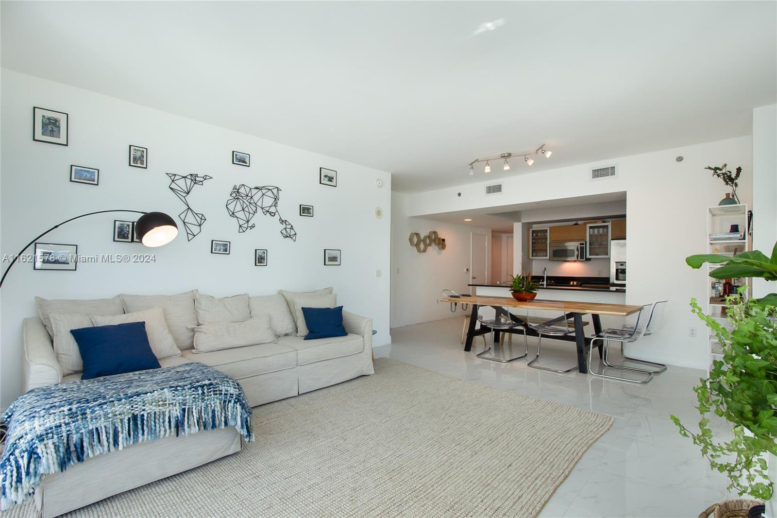 THE PLAZA 901 BRICKELL CO - Residential Lease