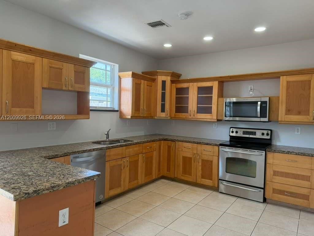 Photo of Hollywood, FL 33020 (MLS # A12009926)