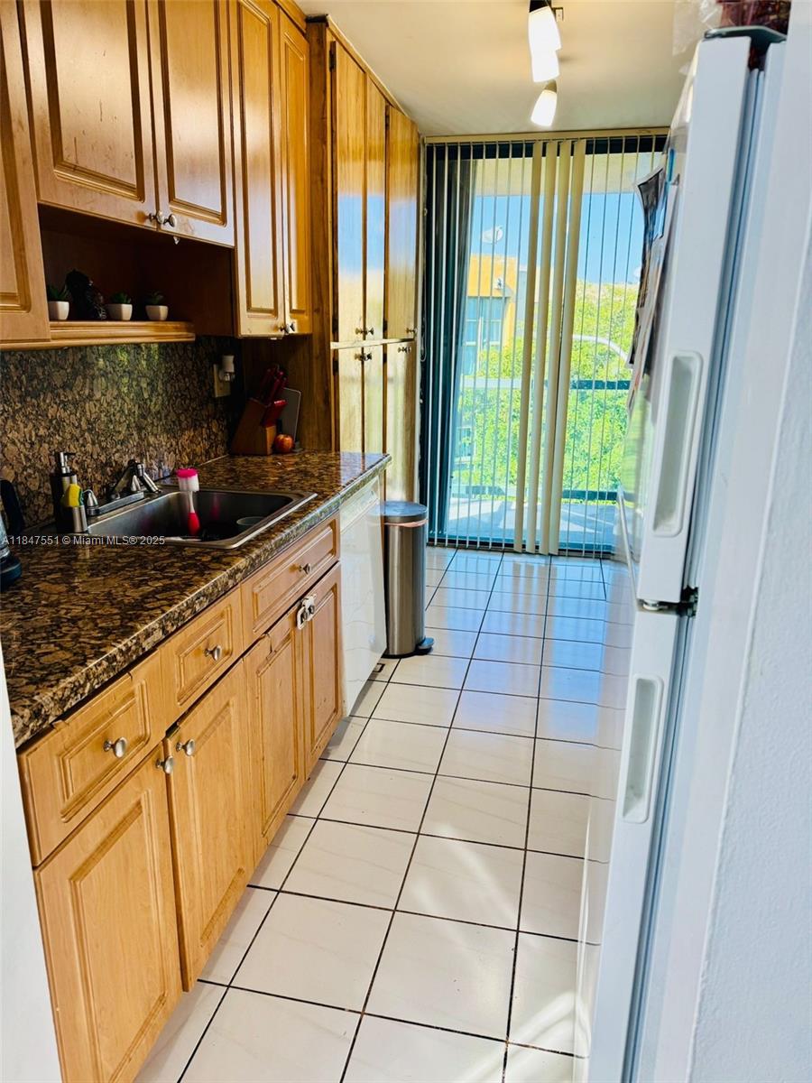 Spacious 4BR/2BA Apartment – Near FIU, Expressways, and Shopping!
Quick access to Palmetto Expressway, Dolphin Expressway, and Turnpike.Perfect layout for students, families, or roommates. Large living and dining area.Fully equipped kitchen, laundry in unit.Central A/C and heating
Parking available.