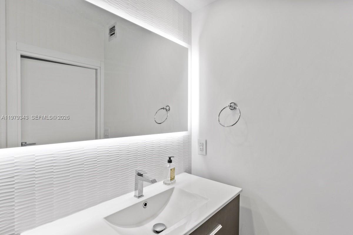 THE COSMOPOLITAN RESIDENC - Residential Lease