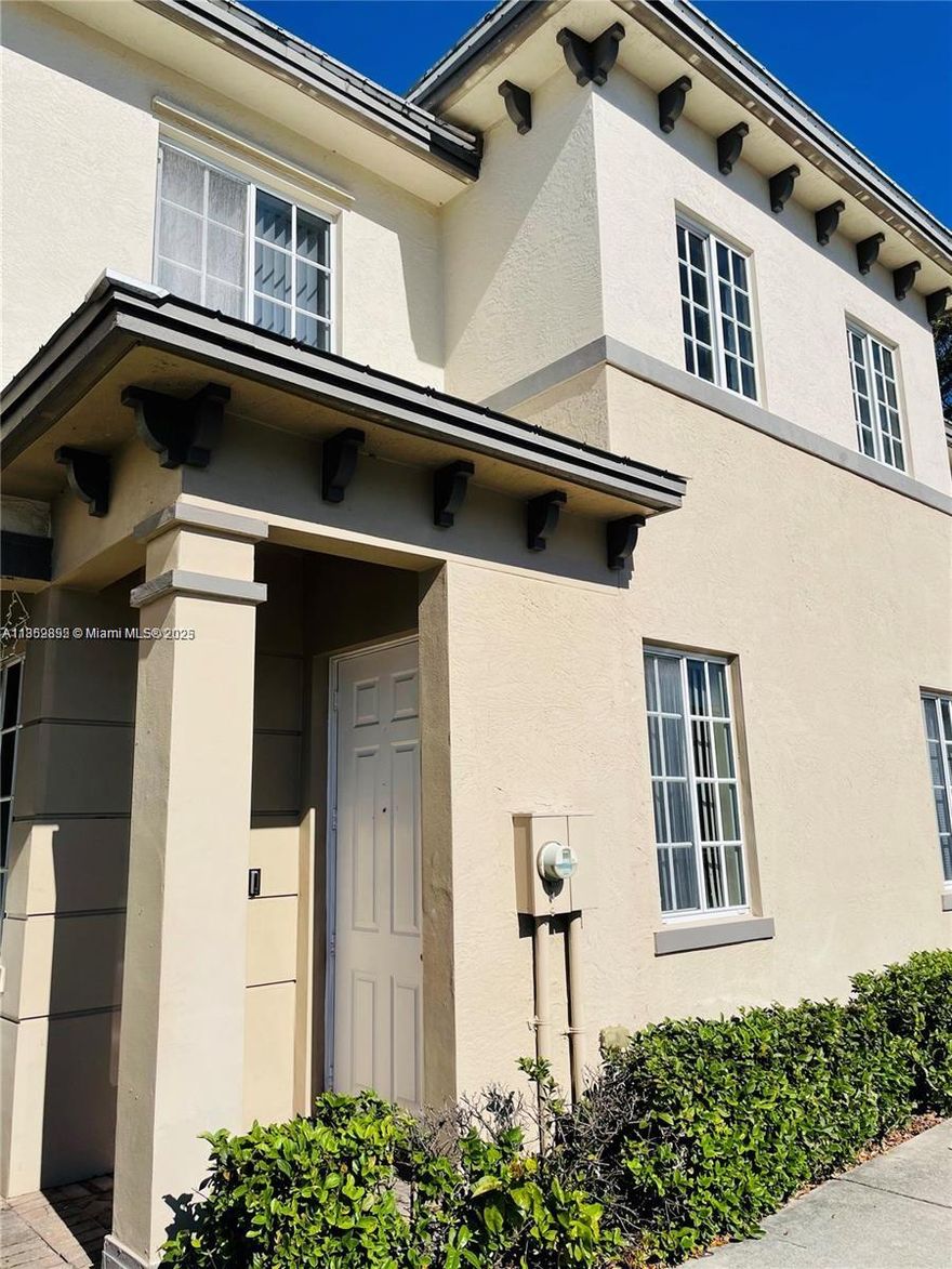 3 bedrooms, 2 baths condo in Marsh Harbour Community.