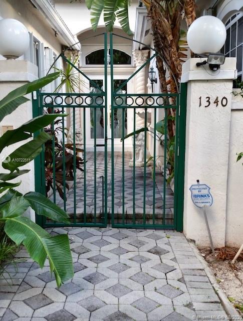 HOLLYWOOD GOLF ESTATES SE - Residential