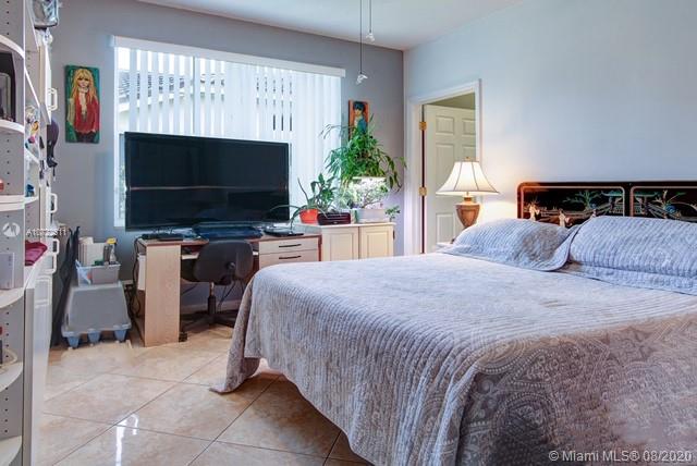 HOLLYWOOD GOLF ESTATES SE - Residential