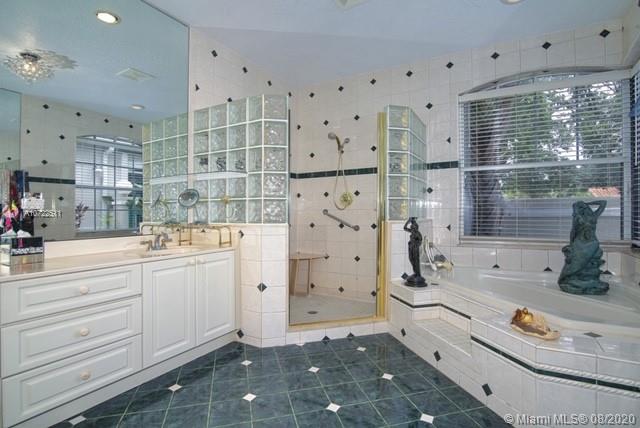 HOLLYWOOD GOLF ESTATES SE - Residential