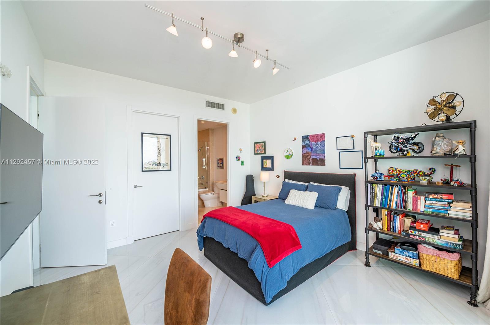 GROVENOR HOUSE CONDO - Residential