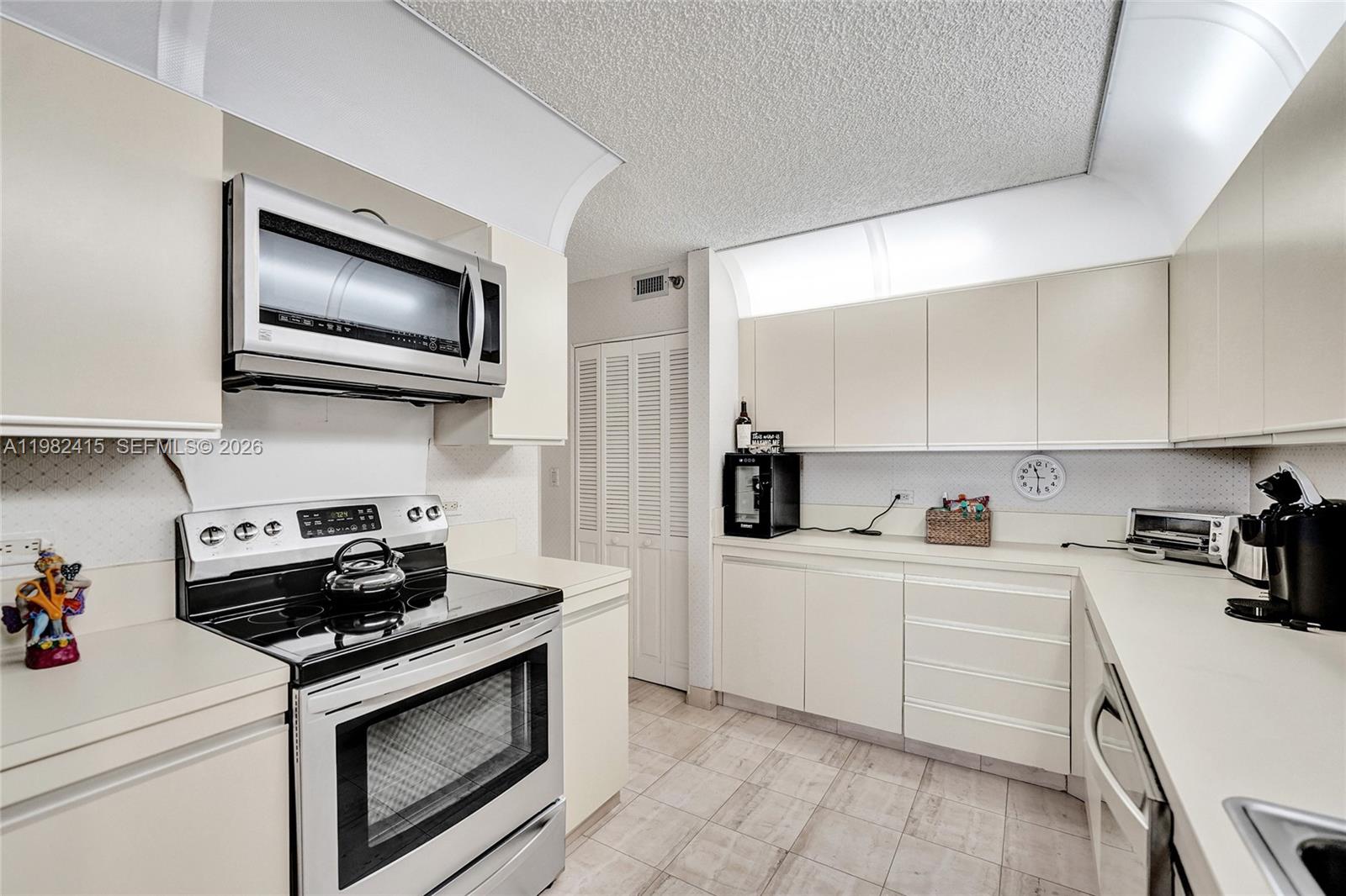 SUMMIT CONDO - Residential