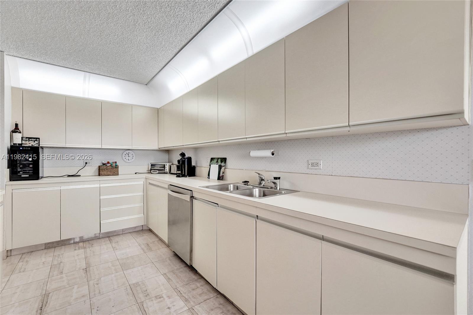 SUMMIT CONDO - Residential