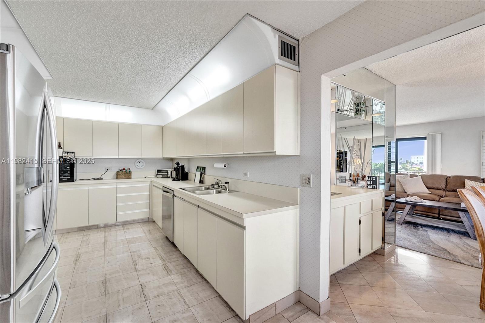 SUMMIT CONDO - Residential