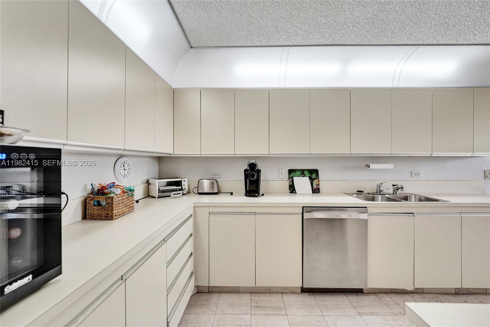 SUMMIT CONDO - Residential