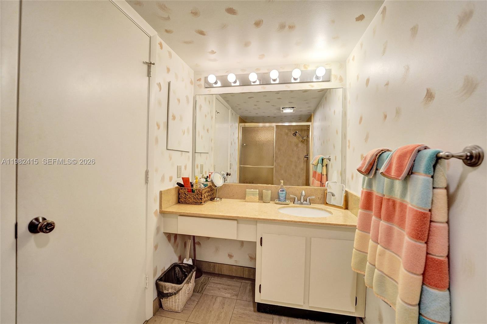 SUMMIT CONDO - Residential
