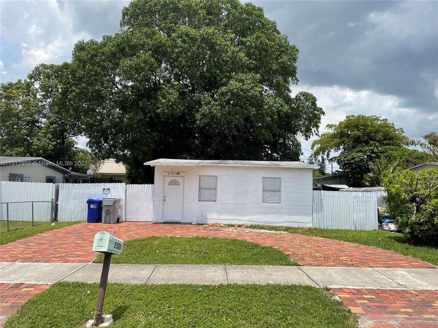 2 bed 1 bath home, pet friendly. Cozy hone with updated appliances and kitchen. Close to shopping and beach. Available Now, Vacant.  The owner is asking for first, last, and security. Rental insurance is required.