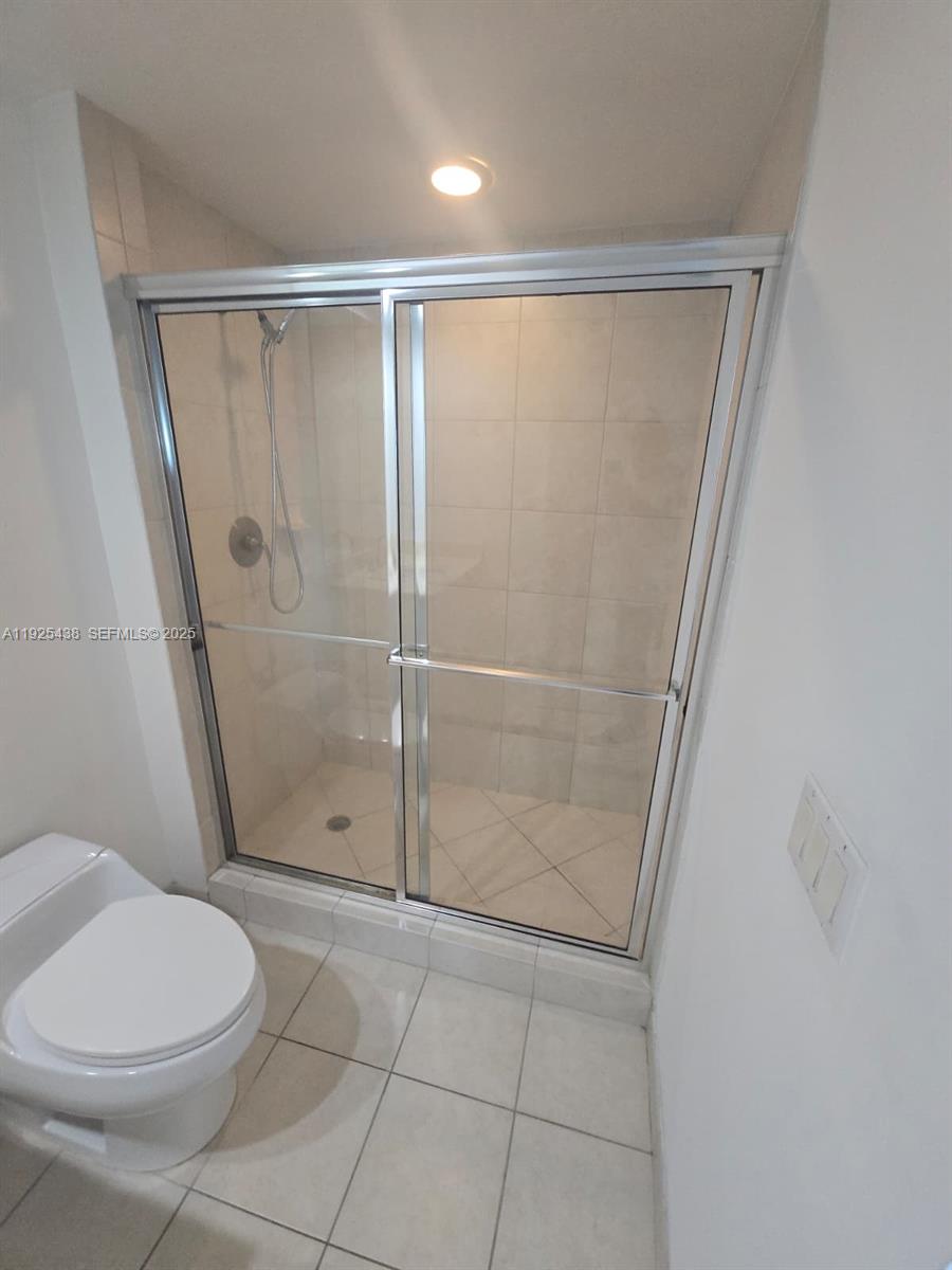 THE OAKS I CONDO - Residential Lease