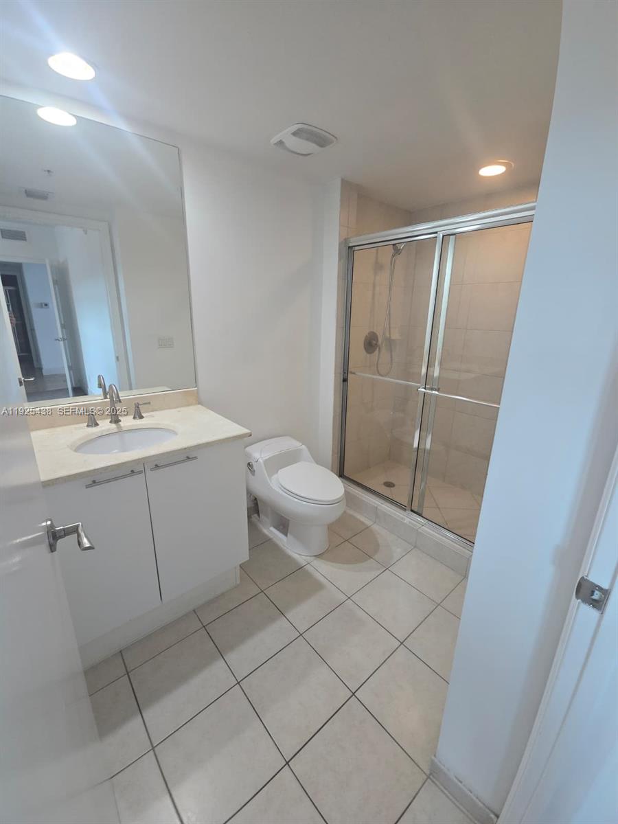 THE OAKS I CONDO - Residential Lease