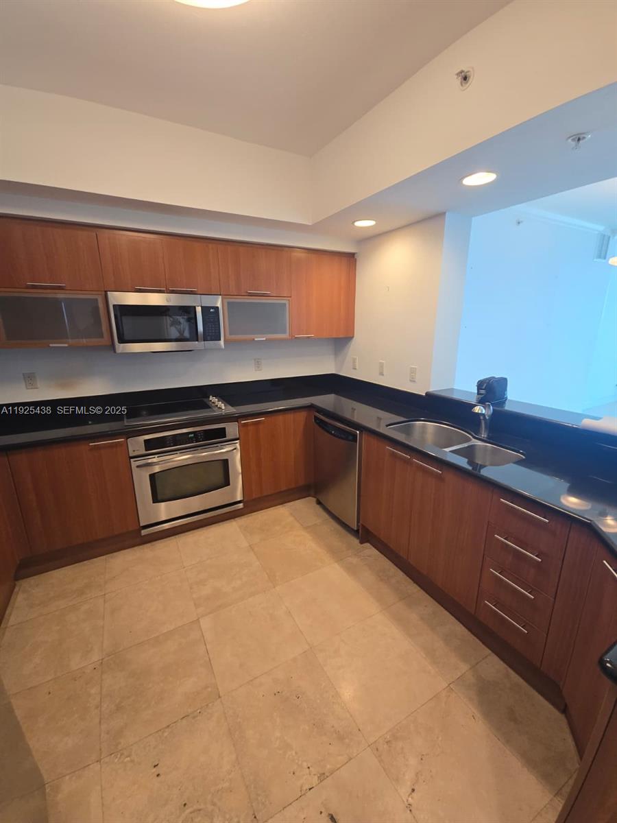 THE OAKS I CONDO - Residential Lease