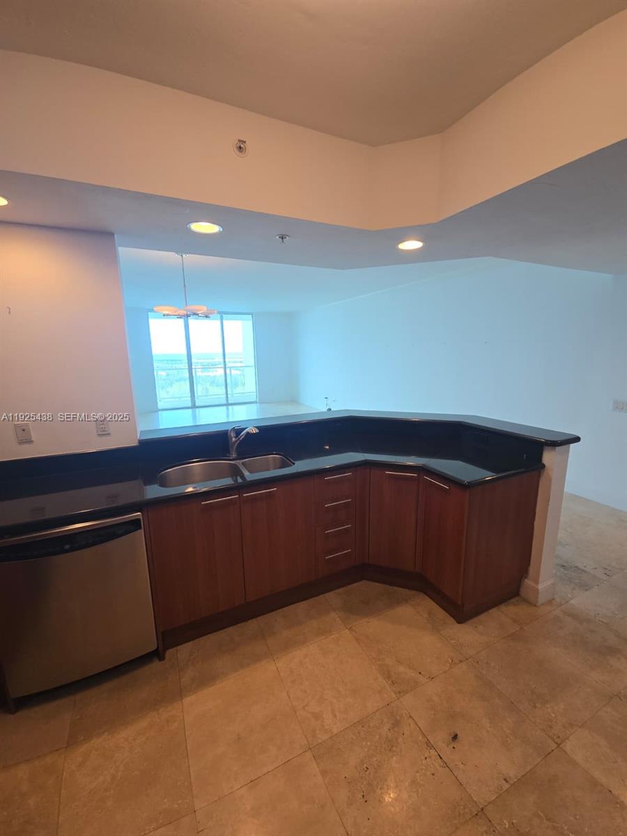 THE OAKS I CONDO - Residential Lease