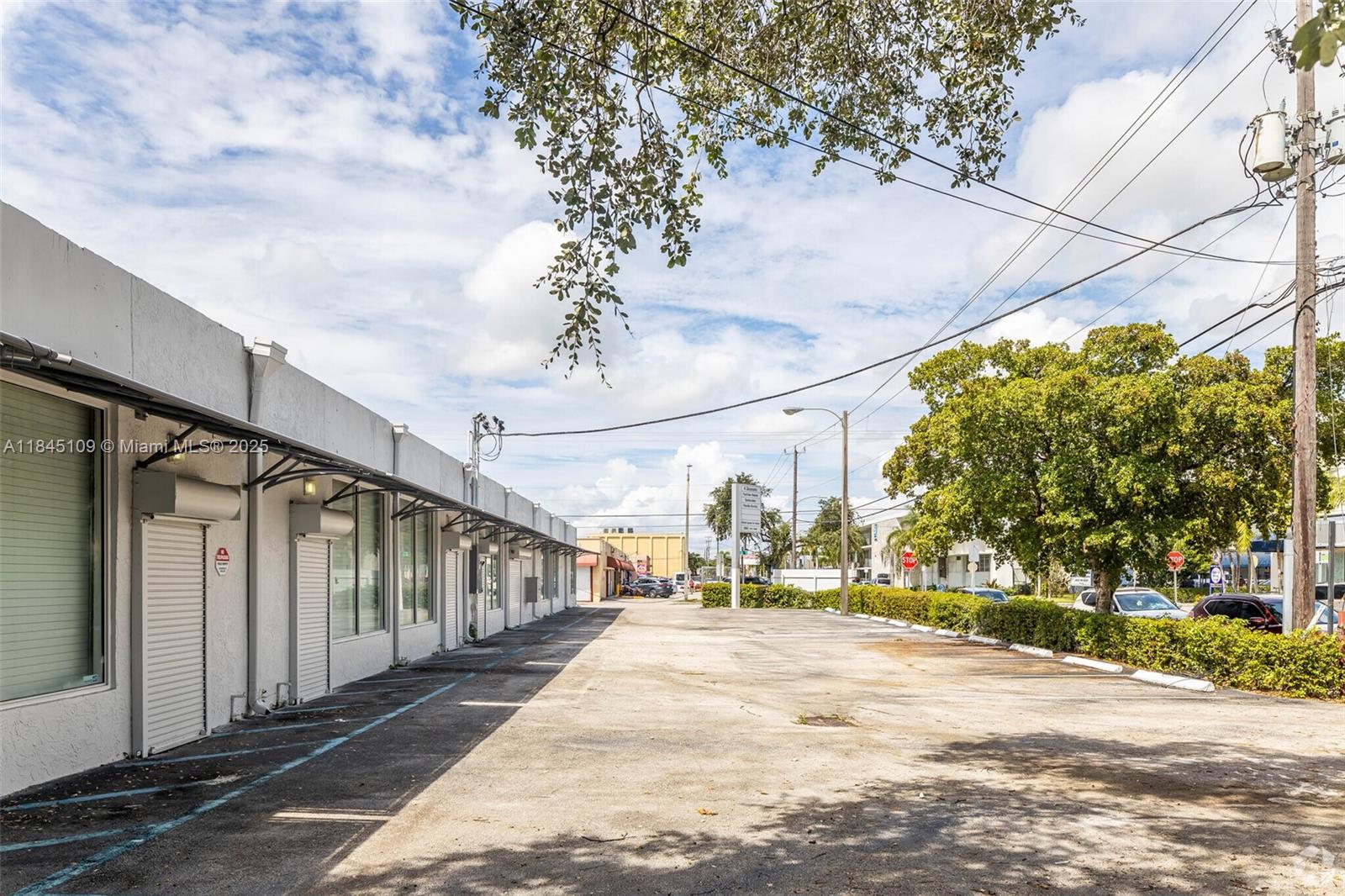 2090 NW 21st St is a pioneer in the Allapattah neighborhood when it comes to
adaptive reuse warehouses. This office/flex warehouse has been converted into a
property that can not only accommodate the traditional industrial tenant, but also much
more creative businesses. The space has been renovated with newly installed loading
doors, flooring, HVAC system, and ADA restrooms.
The unique character of the district’s warehouses and industrial buildings makes it an excellent match for
tenants seeking natural light and ceiling heights. The property comes equipped with on-site security and ample parking, making it attractive for many businesses. Notable companies that have recently pioneered and thrived in the area include the Rubell Museum, Robert Wennett’s planned SAP, and Hometown BBQ.