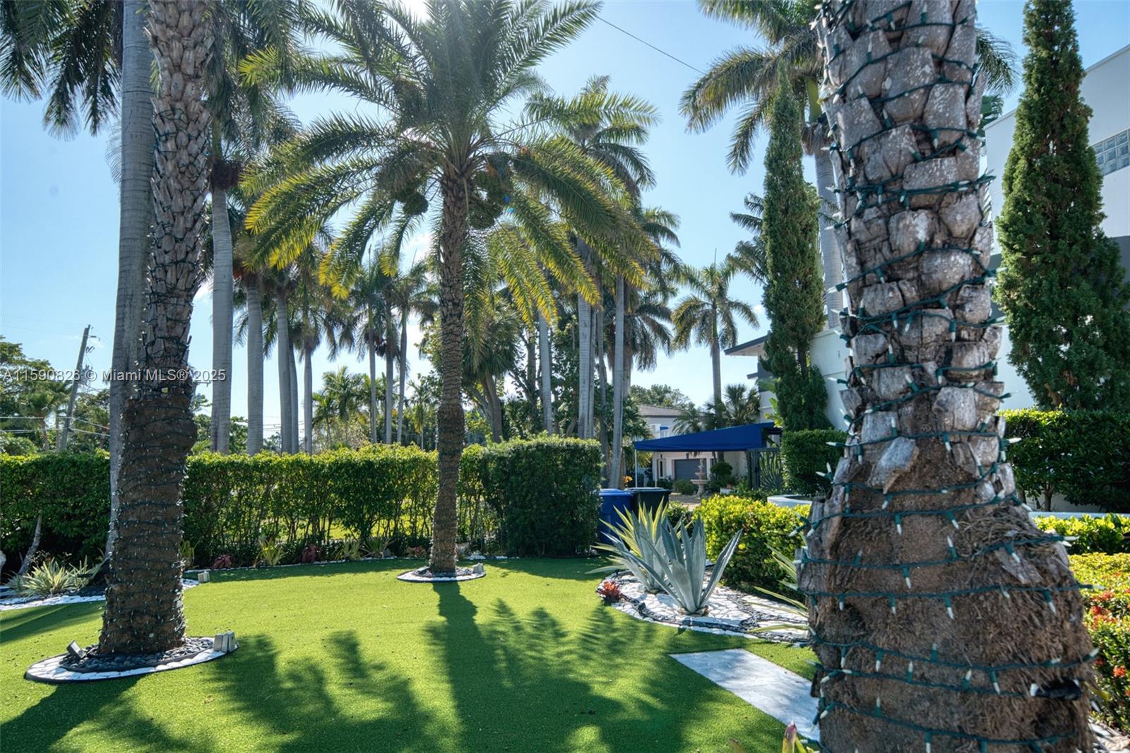 HOLLYWOOD LAKES SECTION - Residential