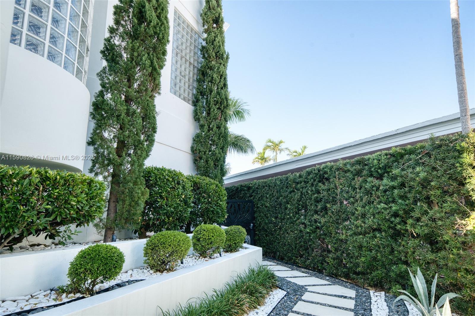 HOLLYWOOD LAKES SECTION - Residential