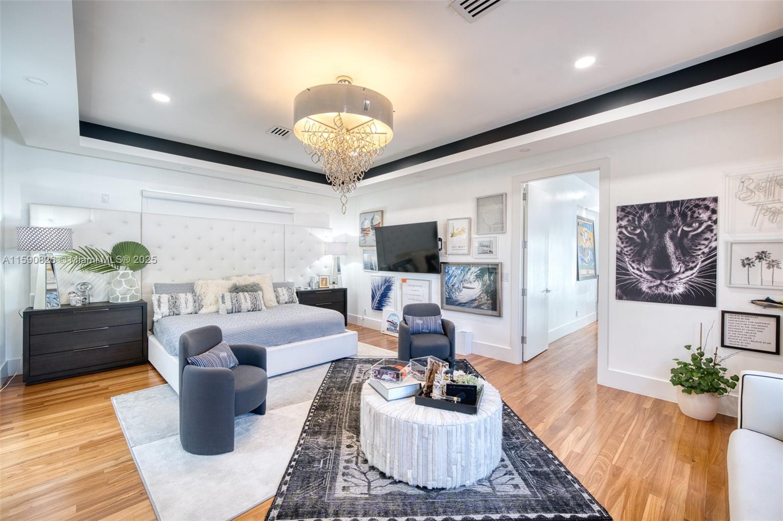 HOLLYWOOD LAKES SECTION - Residential