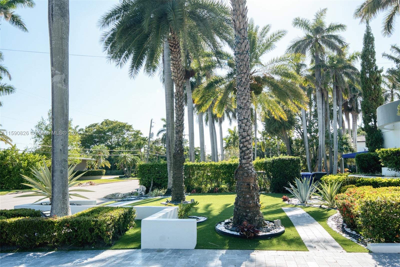 HOLLYWOOD LAKES SECTION - Residential