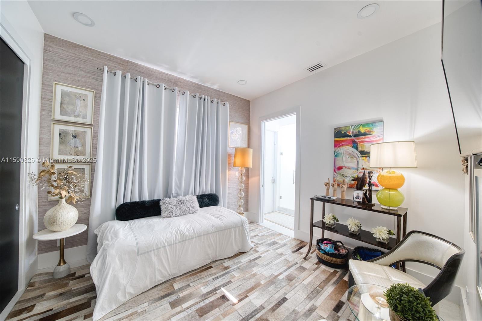 HOLLYWOOD LAKES SECTION - Residential