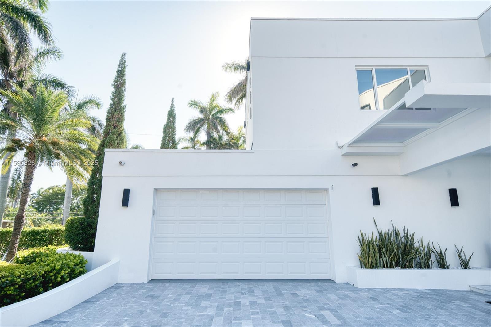 HOLLYWOOD LAKES SECTION - Residential