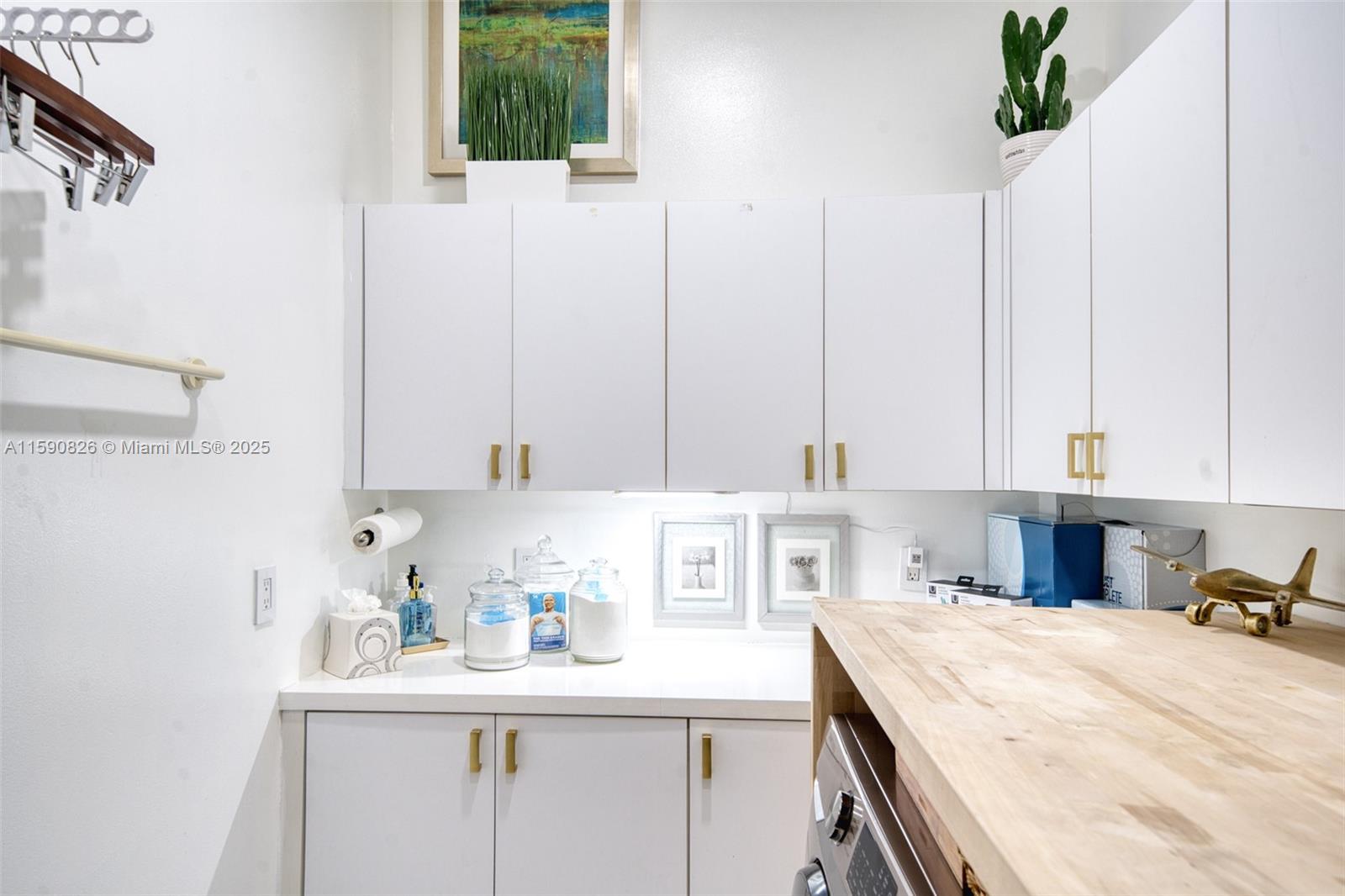 HOLLYWOOD LAKES SECTION - Residential