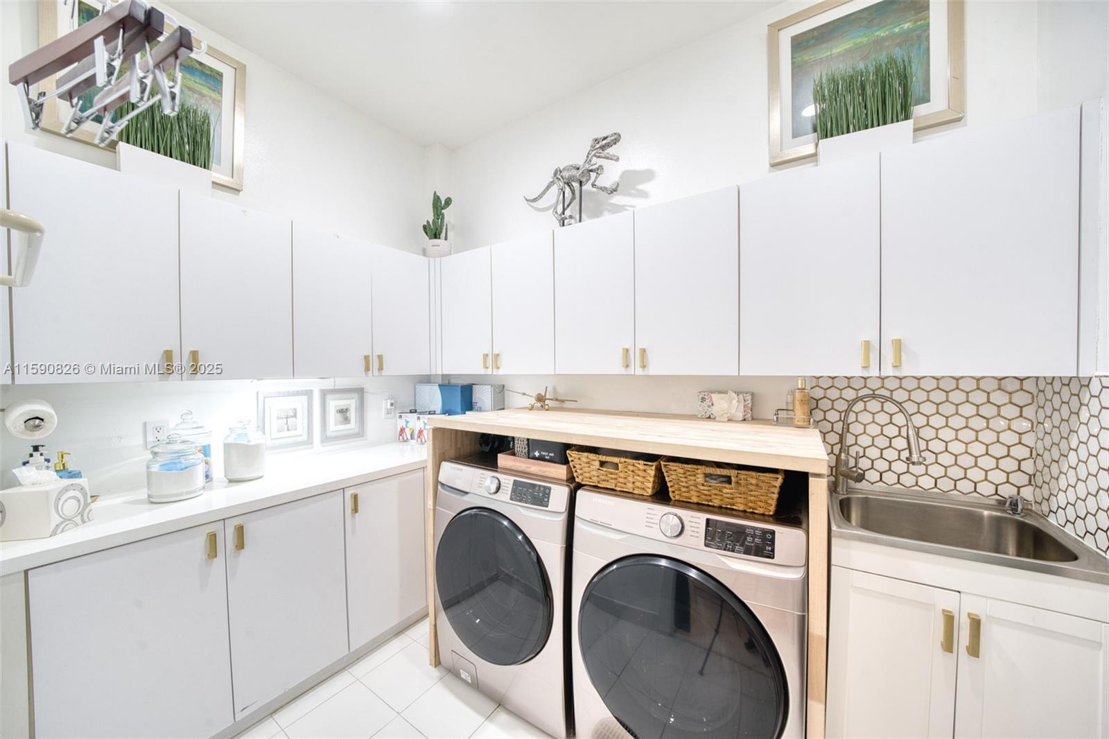 HOLLYWOOD LAKES SECTION - Residential